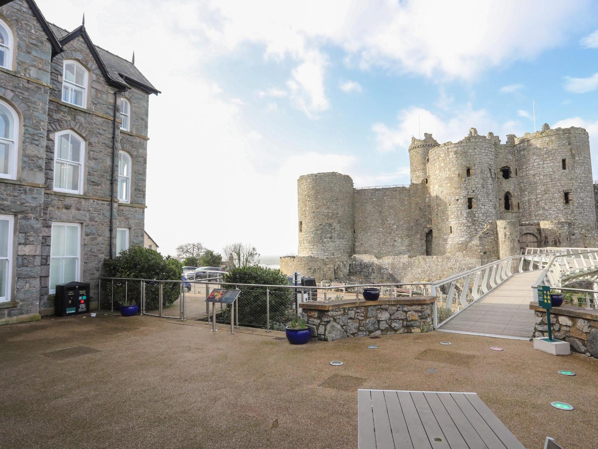 Harlech Apartments - Efnisien Exterior photo
