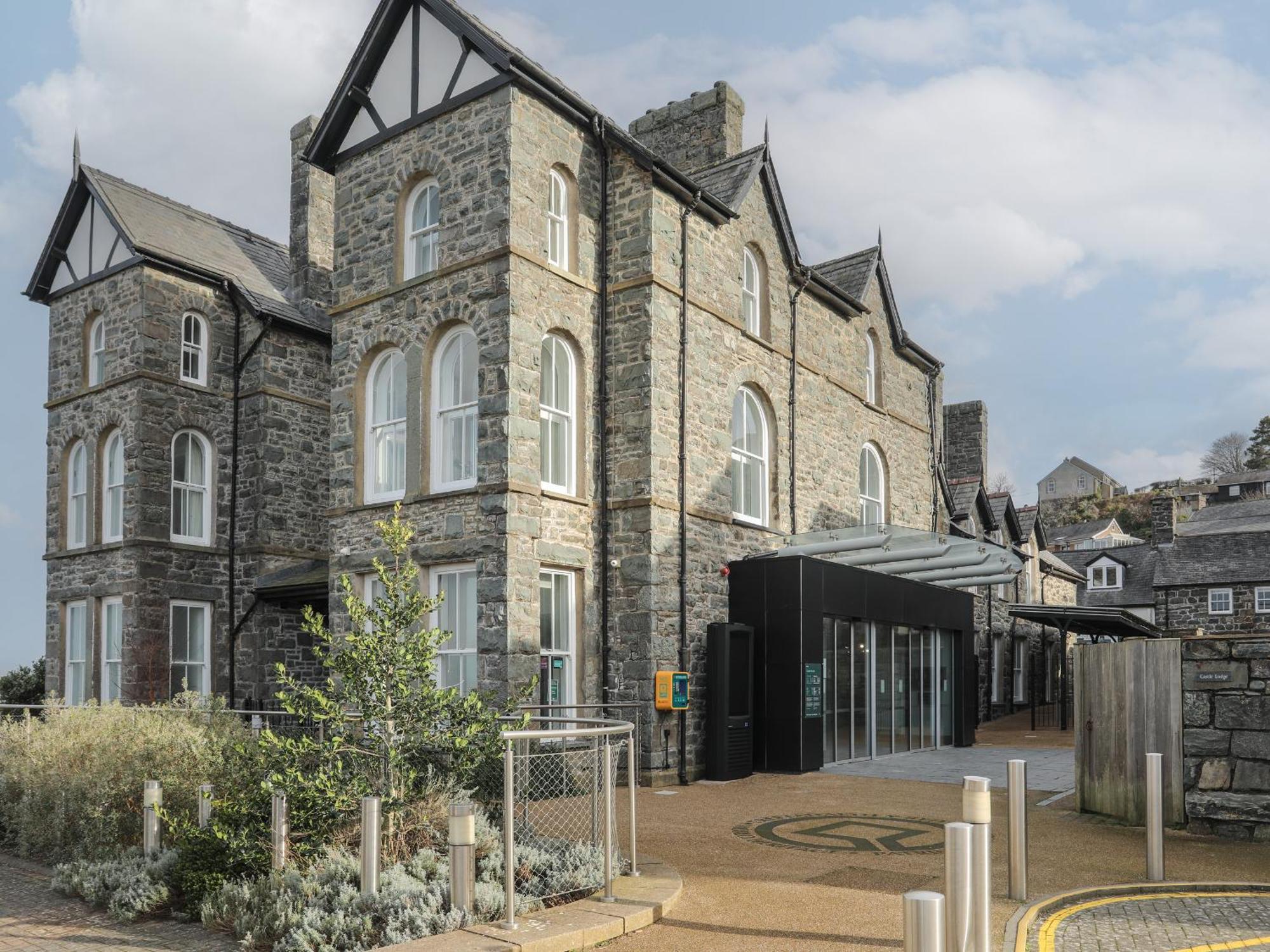 Harlech Apartments - Efnisien Exterior photo