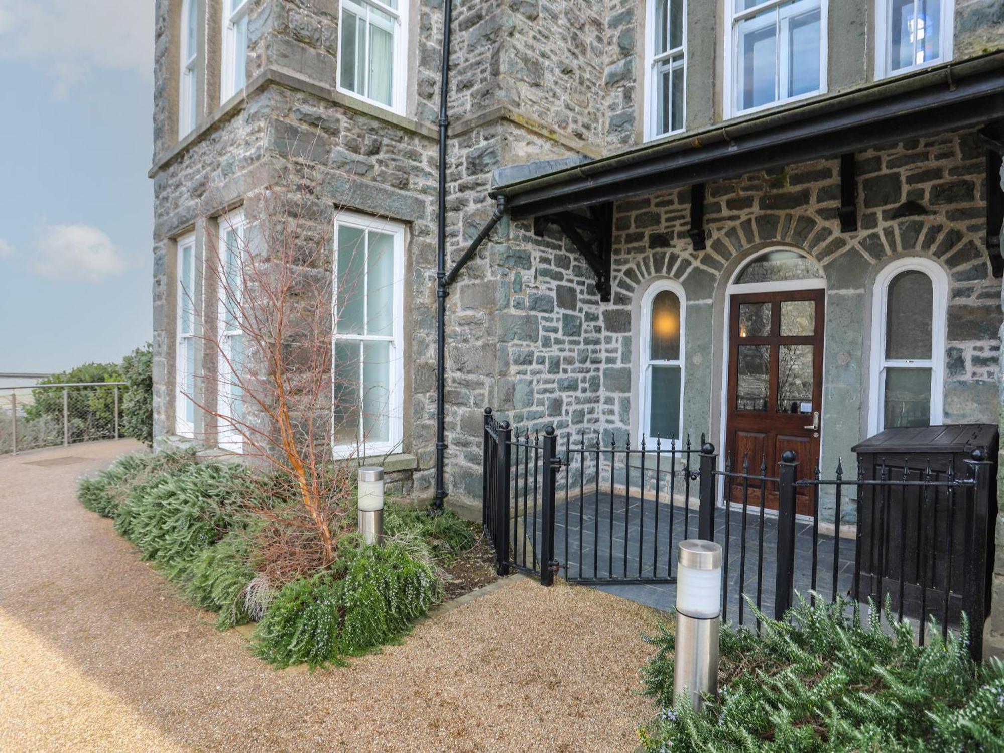 Harlech Apartments - Efnisien Exterior photo